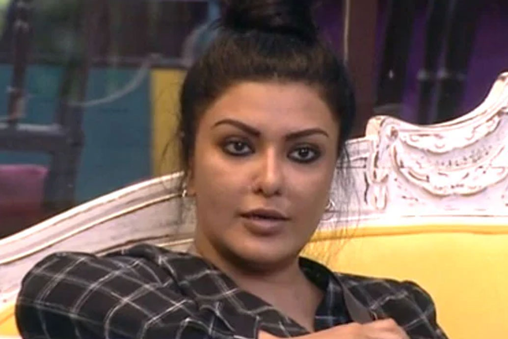 কোয়েনা মিত্রের প্রাক্তন বয়ফ্রেন্ড নাকি ভীষণ পজেসিভ ছিলেন। নিজের অধিকার প্রচণ্ড ভাবে খাটাতেন তাঁর উপর। এতটাই পজেসিভ ছিলেন যে, একবার নাকি কোয়েনা মিত্রকে তাঁর বাড়িতেই বাথরুমে আটকে রেখে চলে গিয়েছিলেন।