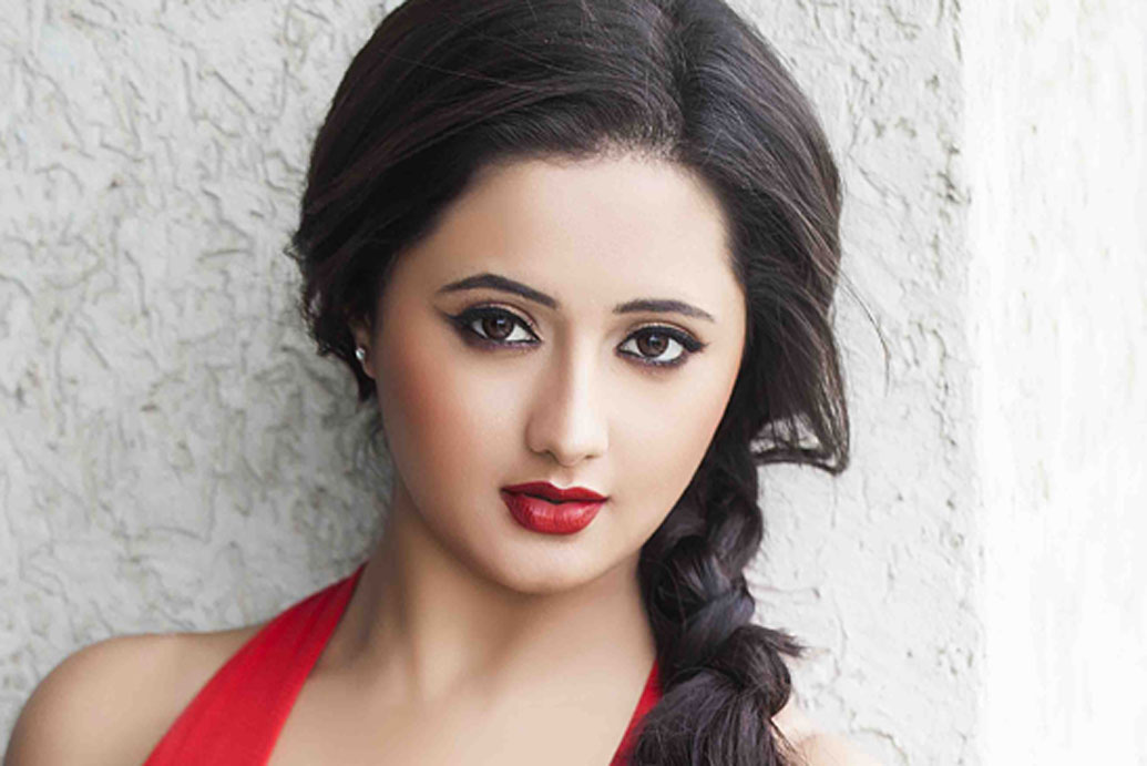 লেখক, সিনেমাটোগ্রাফার সিদ্ধার্থ দে-র সঙ্গে তুমুল বিবাদ হয়েছে রেশমি দেশাই এবং দেবলীনা ভট্টাচার্যের সঙ্গে। বিবাদ এই পর্যায়ে পৌঁছে যায় যে, ঘর থেকে বেরিয়ে যাওয়ার সময় সিদ্ধার্থ বলেন, ‘‘আমি তো এখানে থাকতেই চাই না। এখানে আসার আগে পরিচারিকাকে বলে এসেছি সাত দিন পর আসতে।’’