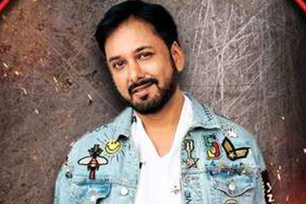 খাবার খেয়ে যে যাঁর ঘরে চলে যাওয়ার পর আবু মালিক তাঁর কাছে আসেন। তিনি সিদ্ধার্থকে বোঝানোর চেষ্টা করেন, যে মহিলাদের সঙ্গে এ ভাবে চিৎকার করা উচিত নয়। পুরুষদের সেটা শোভা পায় না।