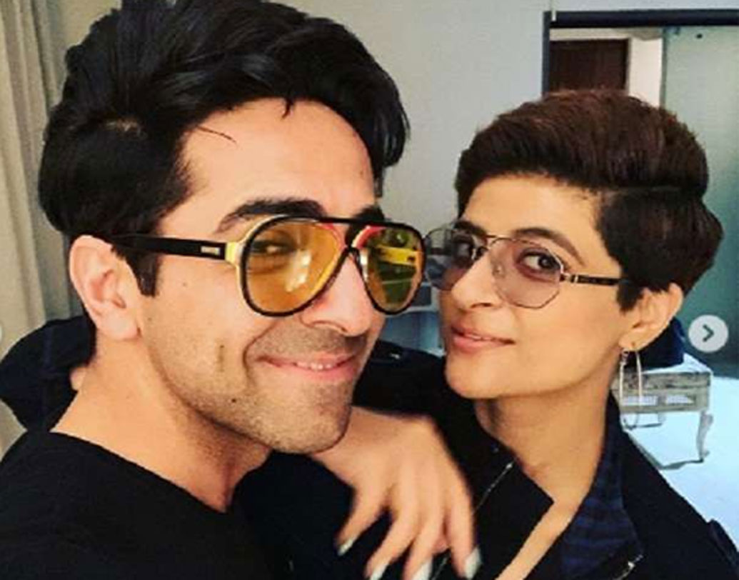 তাহিরার বাবা একদিন তাঁকে জানান যে, তাঁর এক পুরনো বন্ধুর বাড়ি ডিনারে নিমন্ত্রণ রয়েছে। সপরিবার তাঁরা সেখানে যাবেন। ওই পুরনো বন্ধুটি আবার জ্যোতিষী। জ্যোতিষী শুনে তাহিরা ভীষণ উত্তেজিত হয়ে পড়েন। জ্যোতিষীর থেকে তাঁর পরীক্ষার ফলাফলটা জেনে নেওয়ার জন্য ব্যাকুল হয়ে পড়েন।