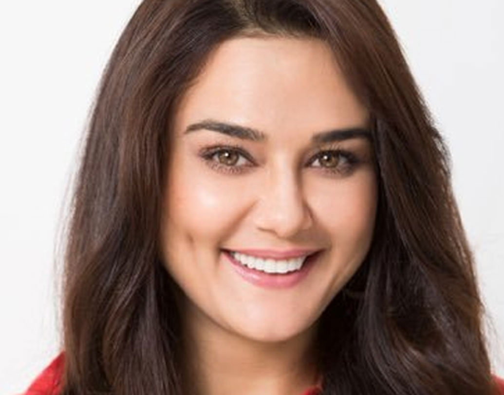 হ্যাঁ ঠিকই ধরেছেন, প্রীতি জিন্টা। একসময়ে পুরুষদের হার্টথ্রব সুন্দরী নায়িকা প্রীতি জিন্টা।