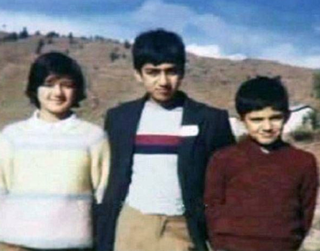 দুই ভাই দীপঙ্কর এবং মনীশের সঙ্গে দাঁড়িয়ে ছবিটি তুলেছেন তিনি। একটু ভাল করে লক্ষ্য করলেই মুখের মিল খুঁজে পাবেন। প্রীতির বড় ভাই দীপঙ্করও ভারতীয় সেনাবাহিনীর অফিসার আর মনীশ ক্যালিফোর্নিয়ায় রয়েছেন।