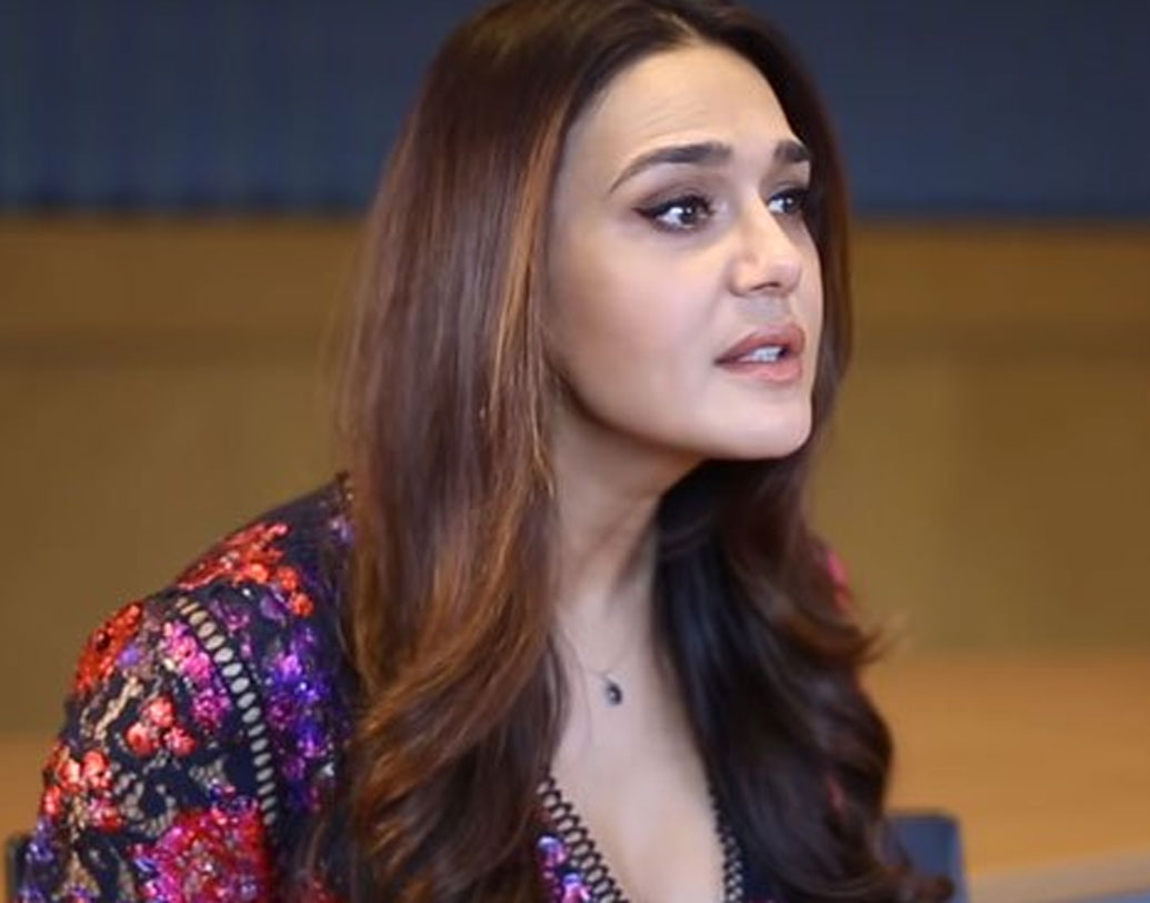 তার আগে ২০০০ সালে ডন ছোটা শাকিলের সঙ্গে তাঁর যোগাযোগ থাকার কথা প্রকাশ্যে আসে। এই নিয়ে বিতর্কেও জড়িয়ে পড়েন তিনি।