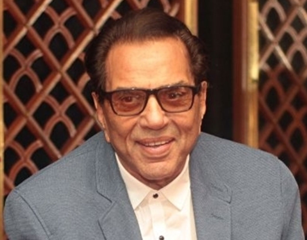 ধর্মেন্দ্র: ১৫ বছর ধরে অ্যালকোহলের নেশায় বুঁদ ধর্মেন্দ্র। তাঁর ছবি ‘ইমলা পাগলা দিওয়ানা’ মুক্তি পাওয়ার সময় তিনি নিজে মুখে স্বীকারও করেন যে, তাঁর কেরিয়ার অ্যালকোহলের জন্য শেষ হয়ে গিয়েছিল।