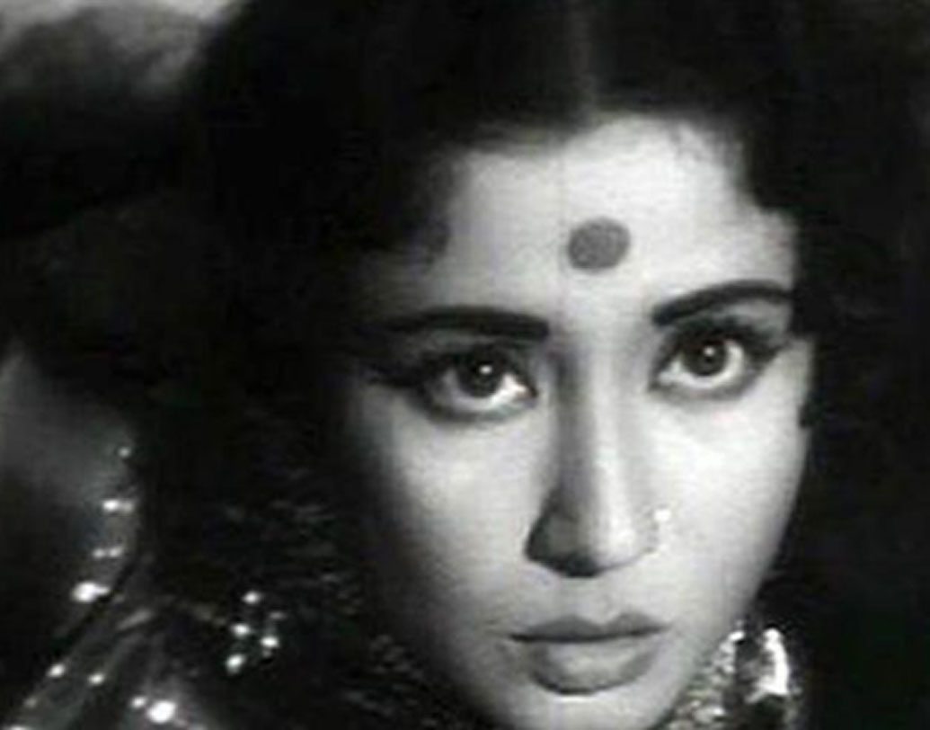 মীনা কুমারী: বলিউডের ট্রাজেডি কুইন। এই নামেই তিনি জনপ্রিয় ছিলেন। সাহেব বিবি গোলাম ফিল্মে অ্যালকোহলিক স্ত্রীয়ের ভূমিকায় অভিনয় করেছিলেন তিনি। তাঁর অভিনয় ভীষণ প্রশংসিত হয়েছিল। পরে বাস্তবেও তিনি অ্যালকোহলের নেশায় ডুবে যান। লিভার সিরোসিসে আক্রান্ত হয়ে মাত্র ৪০ বছর বয়সে তাঁর মৃত্যু হয়।