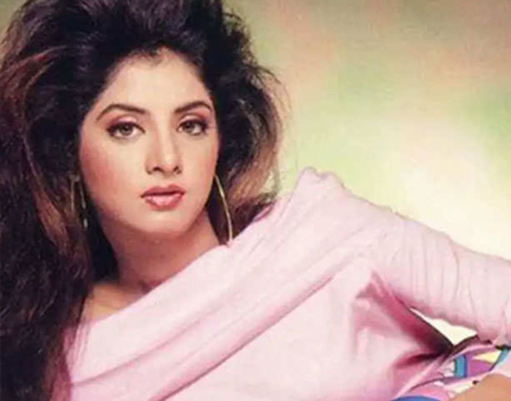 দিব্যা ভারতী: মাত্র ১৯ বছর বয়স থেকেই অ্যালকোহলের নেশা চেপে ধরে তাঁকে। এই নেশা শুধু তাঁর কেরিয়ারও ধ্বংস করে দেয়নি, সাত তলা থেকে তিনি পড়ে গিয়ে মারা যান। পরে ময়নাতদন্তে জানা গিয়েছিল, ওই সময় অত্যধিক অ্যালকোহল সেবন করেছিলেন তিনি।