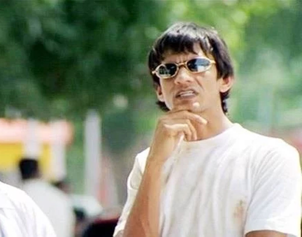 বিজয় রাজ: না জেনে কাকের মাংসের বিরিয়ানি খেয়ে ফেলেছিলেন। কথা বলতে গেলেই ‘কা কা’ শব্দ বেরচ্ছিল মুখ থেকে। রান-এর সেই কৌয়া বিরিয়ানি অভিনেতা বিজয় রাজ ২০০৫ সালে দুবাই পুলিশের হাতে গ্রেফতার হয়েছিলেন। তাঁর সঙ্গে বেআইনি ড্রাগ ছিল। ড্রাগের নেশার ছাপ পড়ে তাঁর কেরিয়ারেও।