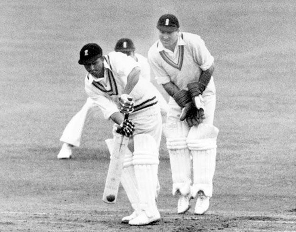 বিজয় হাজারে: ১৯৪৮ সালে ভারতের হয়ে ভারতের হয়ে প্রথম এই নজির গড়েন বিজয় হাজারে। অস্ট্রেলিয়ার ৬৭৪ রানের জবাবে প্রথম ইনিংসে ৩৮১ করে ভারত। বিজয় হাজারে করেন ১১৬ রান। দাত্তু ফাদকর ১২৩ রান করেন।