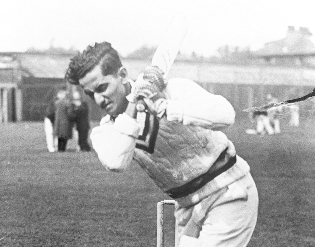 দ্বিতীয় ইনিংসে রে লিন্ডওয়ালের সামনে ভেঙে পড়ে ভারতীয় ব্যাটিং। একা প্রতিরোধ গড়ে তোলেন হাজারে। ১৪৫ রান করেন তিনি। তাঁকে কিছুটা সাহায্য করেন হেমু অধিকারী। ভারত ম্যাচ হারে ইনিংস ও ১৬ রানে।