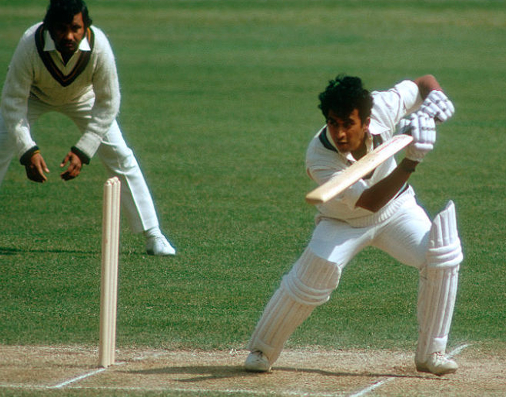 সুনীল গাওস্কর: তিন বার টেস্টের দুই ইনিংসে সেঞ্চুরির রেকর্ড রয়েছে সুনীল গাওস্করের। যার মধ্যে দু’বার ওয়েস্ট ইন্ডিজের বিরুদ্ধে। ১৯৭১ সালে পোর্ট অব স্পেনে তাঁর ১২৪ রানের সৌজন্যে ভারত করে ৩৬০ রান। দ্বিতীয় ইনিংসে ডাবল সেঞ্চুরি করেন ভারতের সর্বকালের অন্যতম সেরা ওপেনার। কোনও মতে ম্যাচ ড্র করে ওয়েস্ট ইন্ডিজ।