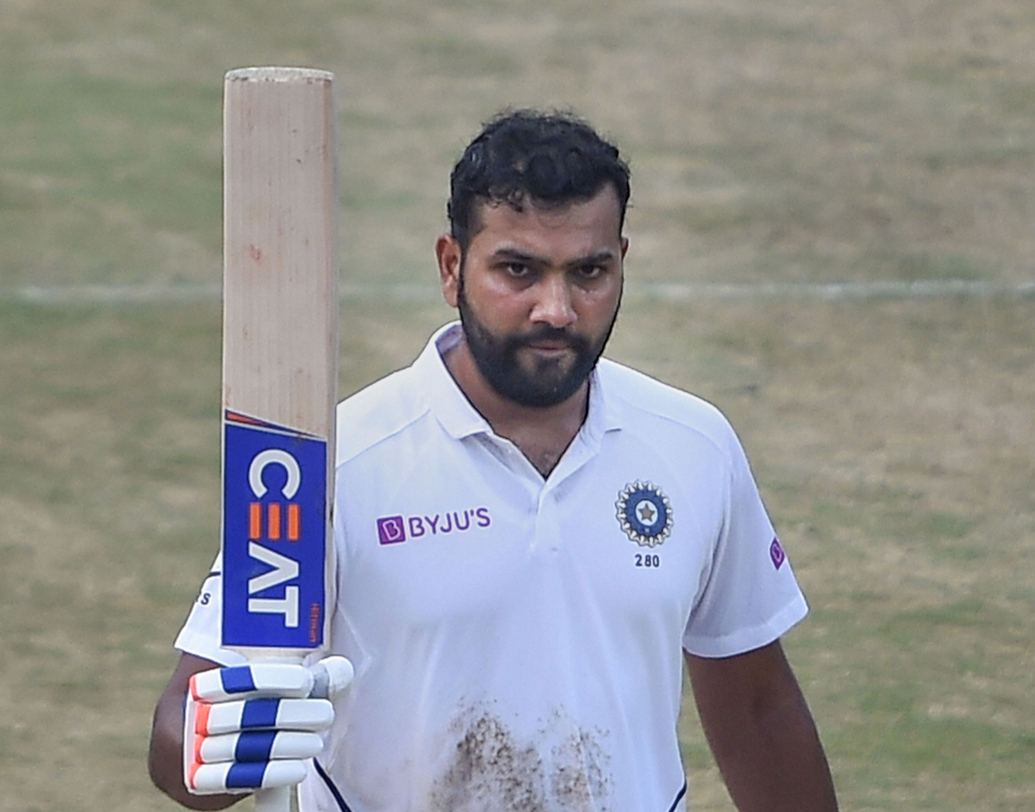 রোহিত শর্মা: দক্ষিণ আফ্রিকার বিরুদ্ধে বিশাখাপত্তনমে সিরিজের প্রথম টেস্টে টেস্টে ওপেনার হিসেবে প্রথম বার নেমেছিলেন হিটম্যান। স্বাভাবিক ভাবেই তাঁর উপর ছিল ক্রিকেটমহলের নজর। ছিল মারাত্মক চাপও। কিন্তু সেই সব উড়িয়ে দিয়ে প্রথম ইনিংসে ১৭৬ করেন রোহিত।