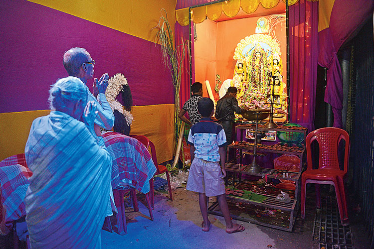 দুগ্গা দুগ্গা: মধ্য কলিকাতা সেকরাপাড়া লেন যুবক সমিতির পুজো। ছবি: স্বাতী চক্রবর্তী