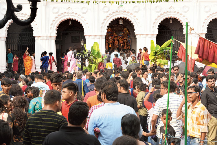 জনজোয়ার: অষ্টমীর দুপুরে শোভাবাজার রাজবাড়িতে দর্শনার্থীদের ঢল। ছবি: সুমন বল্লভ