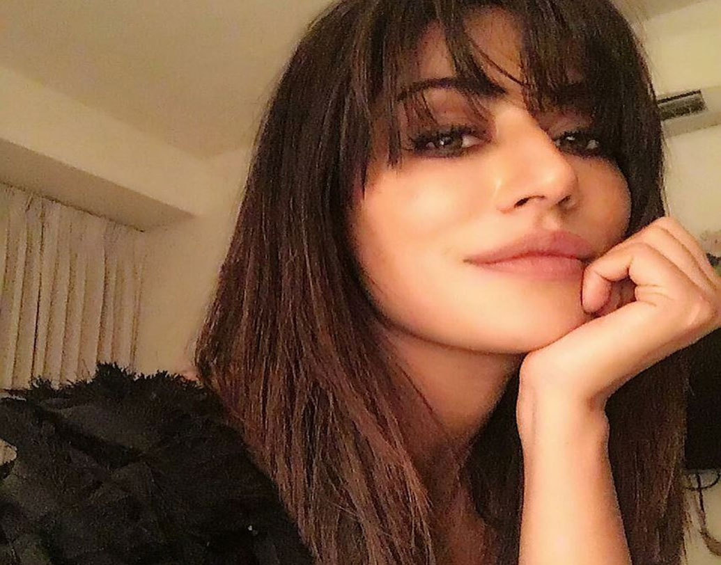 চিত্রাঙ্গদার জন্ম ১৯৭৬ সালের ৩০ অগস্ট রাজস্থানের যোধপুর শহরে। বাবা নিরঞ্জন সিংহ ছিলেন সেনাবাহিনীর কর্নেল।বাবা সেনাবাহিনীতে যুক্ত থাকার কারণে দেশের বিভিন্ন শহরে কেটেছে শৈশব।