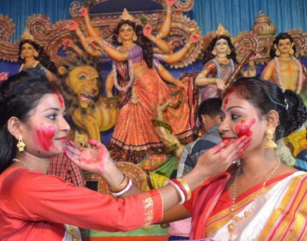 নীলকণ্ঠ পাখির সঙ্গে পৌরাণিক আখ্যানের সম্পর্কও গভীর। এই পাখি নাকি উড়ে গিয়ে কৈলাসে মহাদেবকে জানায়, সপরিবারে মা দুর্গা ফিরছেন।