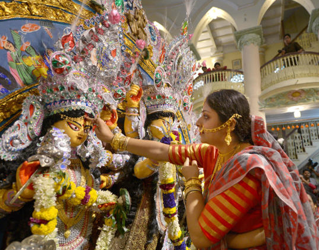 মূলত বনেদি বাড়ির পুজোতেই নীলকণ্ঠ পাখি ওড়ানোর রেওয়াজ ছিল। এখন সে সব বাড়িতে নীলকণ্ঠ পাখির মূর্তি বানানো হয়। তাই দিয়েই পালিত হয় সাবেক রীতি। শুরু হয় আরও একটি বছরের অপেক্ষা। শারদ আকাশে মন চলে যায় নীলকণ্ঠ পাখির খোঁজে।