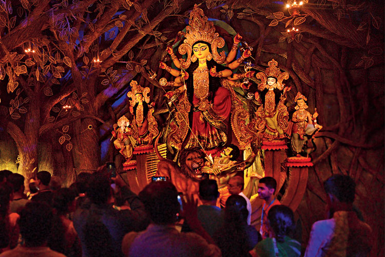 আজ বিজয়াদশমী: ট্যাংরার ঘোলপাড়া সর্বজনীন দুর্গোৎসবে আরাধনা। ছবি: স্বাতী চক্রবর্তী।