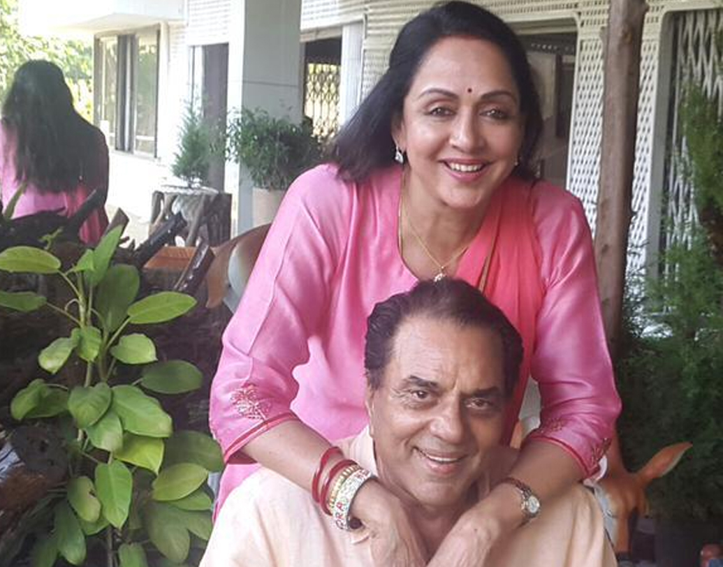 সাতের দশকে ধর্মেন্দ্র ও হেমা, দু’জনেই কেরিয়ারের শীর্ষে। পর্দার মতো পর্দার বাইরেও সে সময় তাঁদের প্রেমের রসায়ন তুঙ্গে। ড্রিম গার্লকে দেখে মুগ্ধতা প্রকাশ না করে পারেননি সহঅভিনেতা ধর্মেন্দ্র। কিন্তু প্রথম দিকে হেমা নিজের আবেগ প্রকাশ করতেন না।