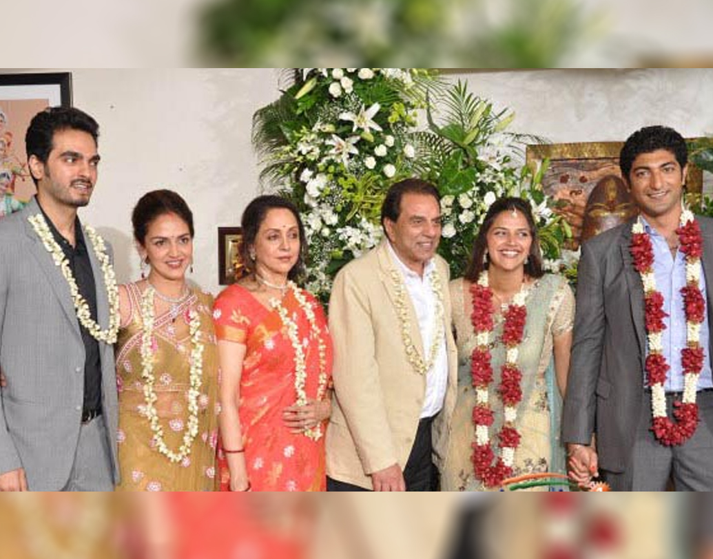 ১৯৮১ সালে জন্ম ধর্মেন্দ্র-হেমার প্রথম সন্তান এষার। তার চার বছর পরে জন্ম অহনার। দু’জনেই এখন ব্যস্ত নিজেদের সংসার ও সন্তান নিয়ে। এষা প্রথম দিকে কিছু অভিনয় করলেও পরে ইন্ডাস্ট্রিতে আর নিজের কেরিয়ার এগিয়ে নিয়ে যাননি।