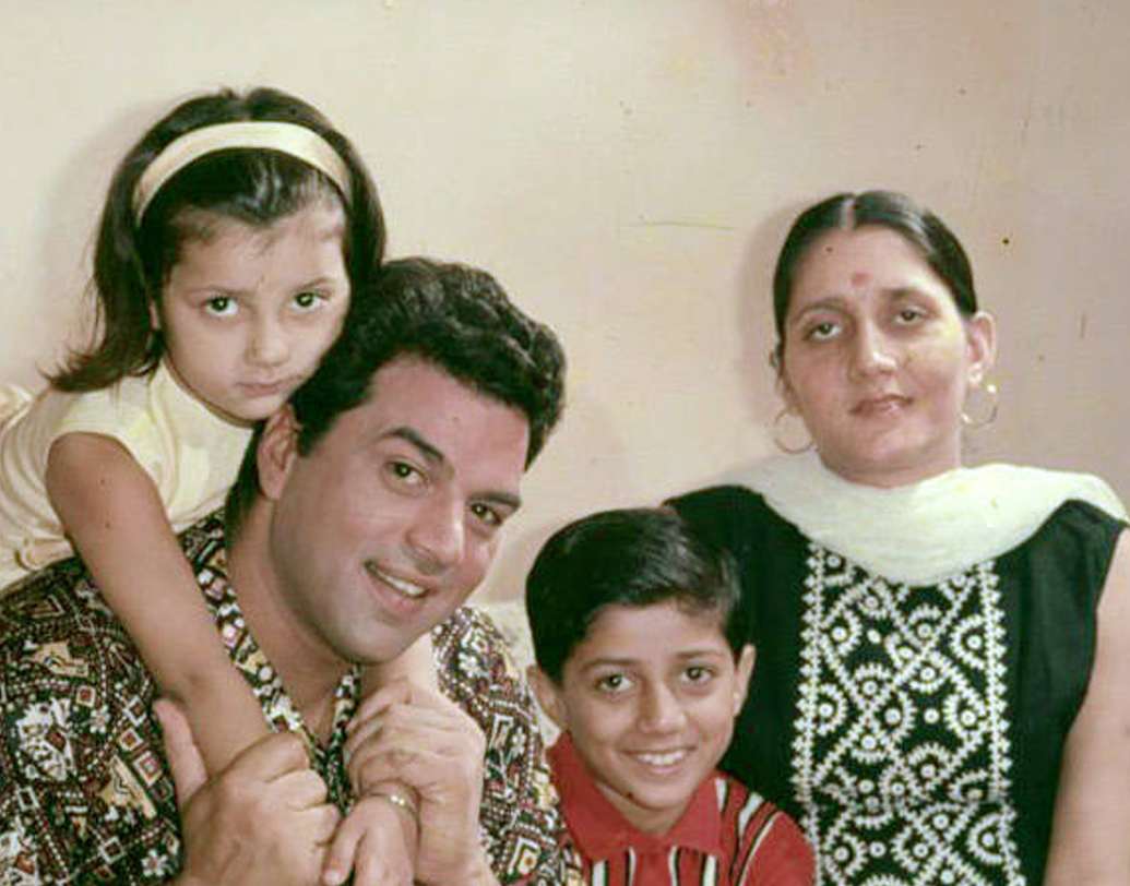 ধর্মেন্দ্রর দ্বিতীয় স্ত্রী যতটাই লাইমলাইটে, তাঁর প্রথম স্ত্রী প্রকাশ ততটাই প্রচারের আড়ালে। দীর্ঘ কয়েক দশক পরে সম্প্রতি তাঁর ছবি শেয়ার করেছেন সানি দেওল। লিখেছেন, ‘আমার মা, আমার পৃথিবী’। ধর্মেন্দ্রর প্রথম পক্ষের দুই মেয়ে বিজেতা ও অজিতাকেও দেখা যায়নি প্রচারমাধ্যমে।