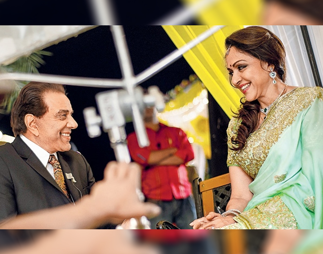 সব জেনেও বিবাহিত ধর্মেন্দ্রকে কেন বিয়ে করেছিলেন? হেমা বলেন, ধর্মেন্দ্র চুপচাপ ও শান্ত স্বভাবটাই তাঁর ভাল লাগত। তা ছাড়া ধর্মেন্দ্র মধ্যে তিনি খুঁজে পেতেন উদ্দাম ও এক পাগলপ্রায় প্রেমিককে। এখনও ধর্মেন্দ্রর মধ্যে তিনি খুঁজে পান প্রথম দিনের দেখা প্রেমিককেই।  (ছবি: সোশ্যাল মিডিয়া)