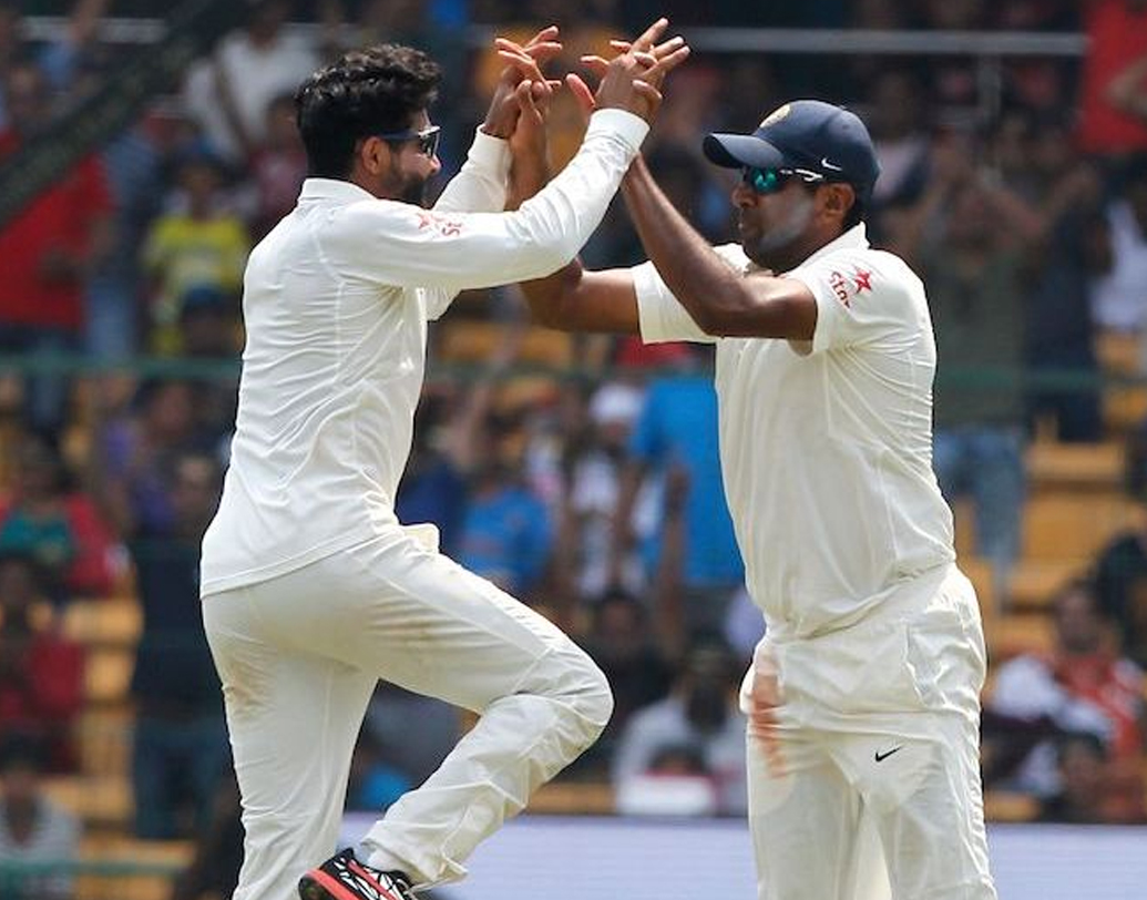 এটা ঠিক, অশ্বিন-জাডেজার সময়ে সফরকারী দলে তেমন বড় মাপের কোনও স্পিনার ছিল না। ২০১৭ সালে অবশ্য অস্ট্রেলিয়া দলের সঙ্গে এসেছিলেন নেথান লিয়ন। কিন্তু, তাঁর তুলনায় ভারতীয় জুটি বেশি সফল ছিলেন। মুরলী বা ওয়ার্ন এখনকার পিচে কেমন বল করতেন, তা অবশ্য তর্কের বিষয়।