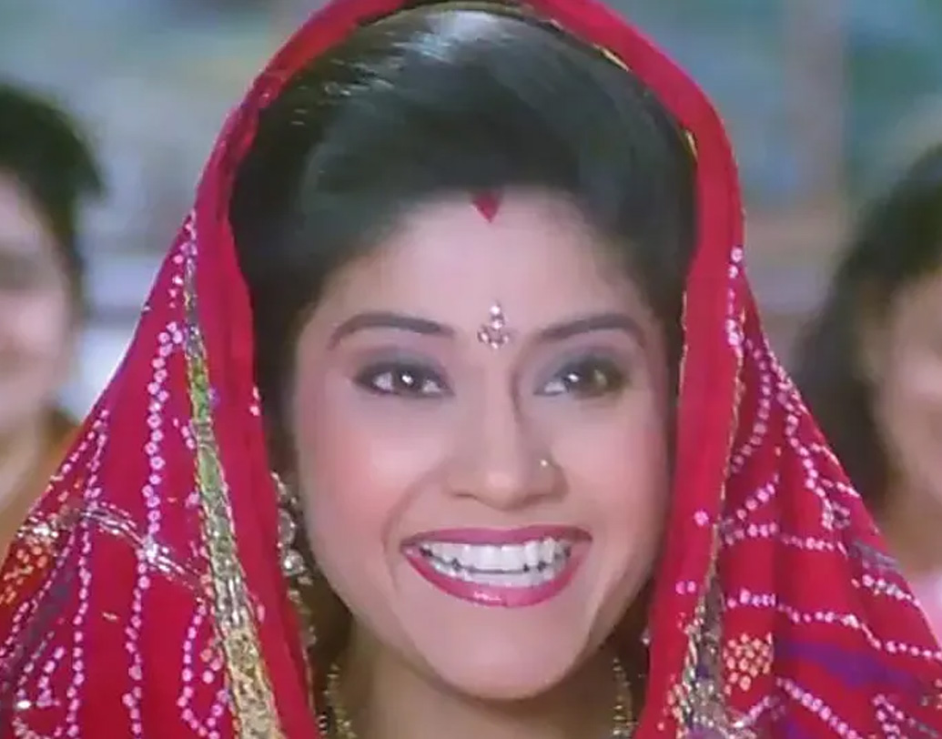 রেণুকার জন্ম ১৯৬৬ সালের ৭ অক্টোবর। তাঁর বাবা লেফ্টেন্যান্ট বিজয়কুমার শহাণে ছিলেন ভারতীয় নৌবাহিনীতে। মা, শান্তা গোখলে থিয়েটার ব্যক্তিত্ব এবং চলচ্চিত্র সমালোচক।