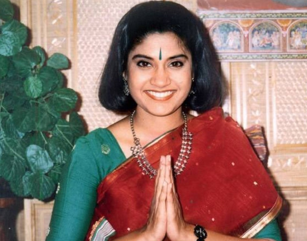 রেণুকা যখন খুব ছোট, বিচ্ছেদ হয়ে যায় তাঁর বাবা-মায়ের। রেণুকার মা শান্তা বিয়ে করেন চলচ্চিত্র পরিচালক অরুণ খোপকরকে। কিন্তু সেই দাম্পত্যও বেশি দিন স্থায়ী হয়নি। এরপর শান্তা আর বিয়ে করেননি।