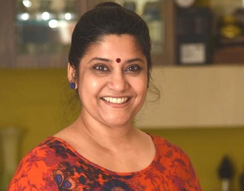 রেণুকা এবং তাঁর ভাই গিরীশ শহাণে মুম্বইয়ে বড় হন মায়ের কাছে। সেন্ট জেভিয়ার্স কলেজ থেকে সাইকোলজিতে স্নাতক রেণুকা মুম্বই বিশ্ববিদ্যালয়ে ক্লিনিক্যাল সাইকোলজিতে স্নাতকোত্তর সম্পূর্ণ করেন। তাঁর ভাই গিরীশ চলচ্চিত্র সমালোচক এবং লেখক।