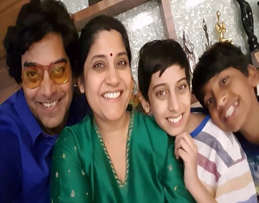 মরাঠি নাট্যব্যক্তিত্ব বিজয় কেঙ্করে ছিলেন রেণুকার প্রথম স্বামী। বিয়ের কয়েকদিন পরেই তাঁদের বিচ্ছেদ হয়ে যায়। পরে ২০০১ সালে রেণুকা বিয়ে করেন অভিনেতা আশুতোষ রাণাকে‌। তাঁদের দুই ছেলে, শৌর্যমান ও সত্যেন্দ্র।