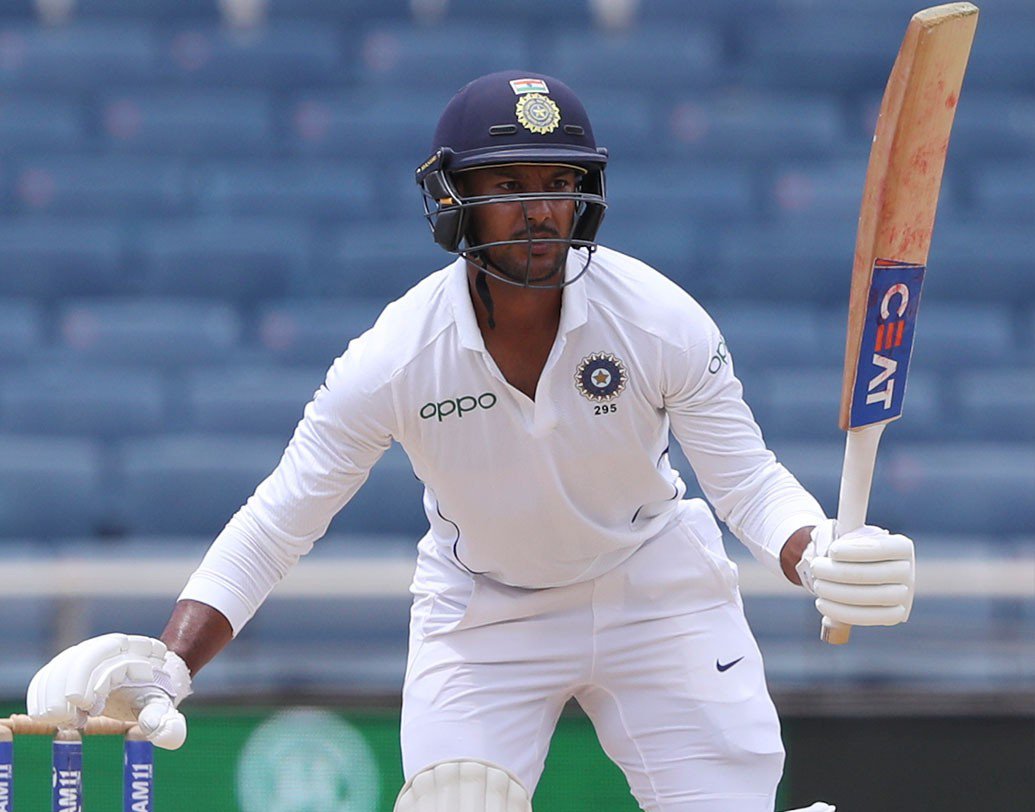 ময়াঙ্ক আগরওয়াল ঘরের মাঠে প্রথম টেস্টেই তাক লাগিয়ে দিয়েছেন। ২১৫ রানের ইনিংস মুগ্ধ করেছে বিশেষজ্ঞদের। প্রথম ইনিংসে রোহিত শর্মার সঙ্গে ৩১৭ রানের জুটিও গড়েছিলেন তিনি। কেরিয়ারের পঞ্চম টেস্টে প্রথম শতরান, সেটাও আবার দ্বিশতরান। প্রত্যাশা বাড়িয়ে দিলেন ময়াঙ্ক।