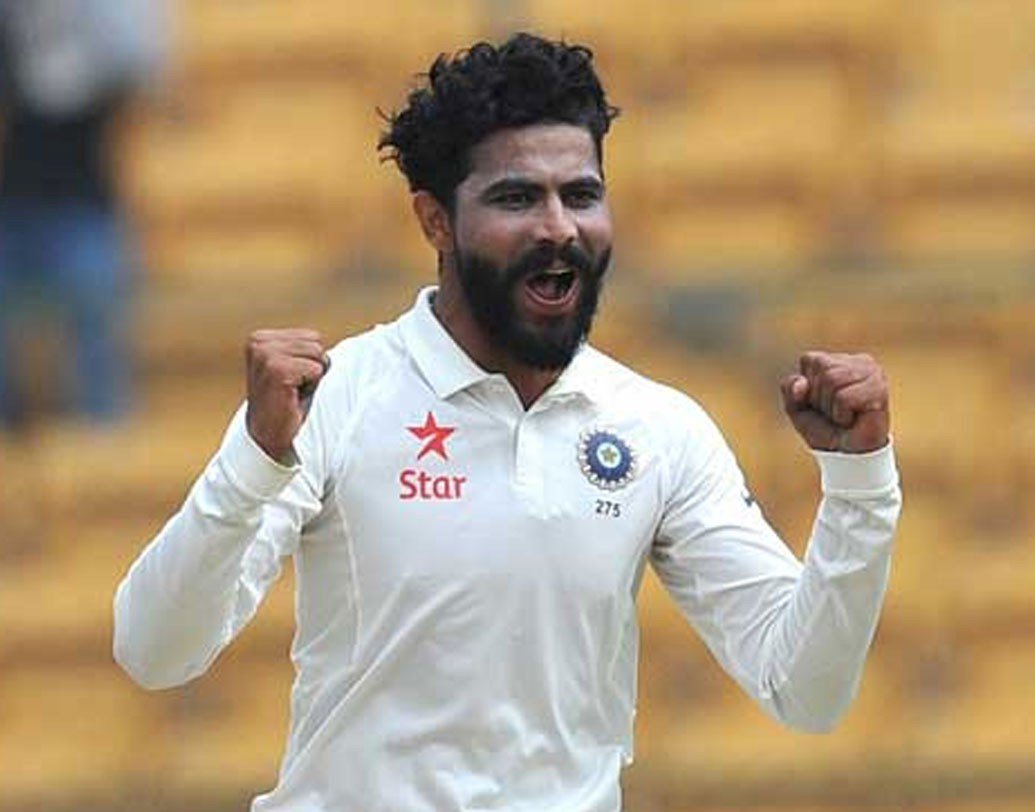 রবীন্দ্র জাডেজা ব্যাটে-বলে যথারীতি থেকেছেন অসাধারণ। প্রথম ইনিংসে ৩০ রানে অপরাজিত, দ্বিতীয় ইনিংসে আক্রমণাত্মক ৪০। বাঁ-হাতি স্পিনে মোট শিকার সংখ্যা ছয়। তার মধ্যে দক্ষিণ আফ্রিকার দ্বিতীয় ইনিংসে নিয়েছেন চার উইকেট। নিজের বোলিংয়ে নিয়েছেন দুরন্ত ক্যাচও।