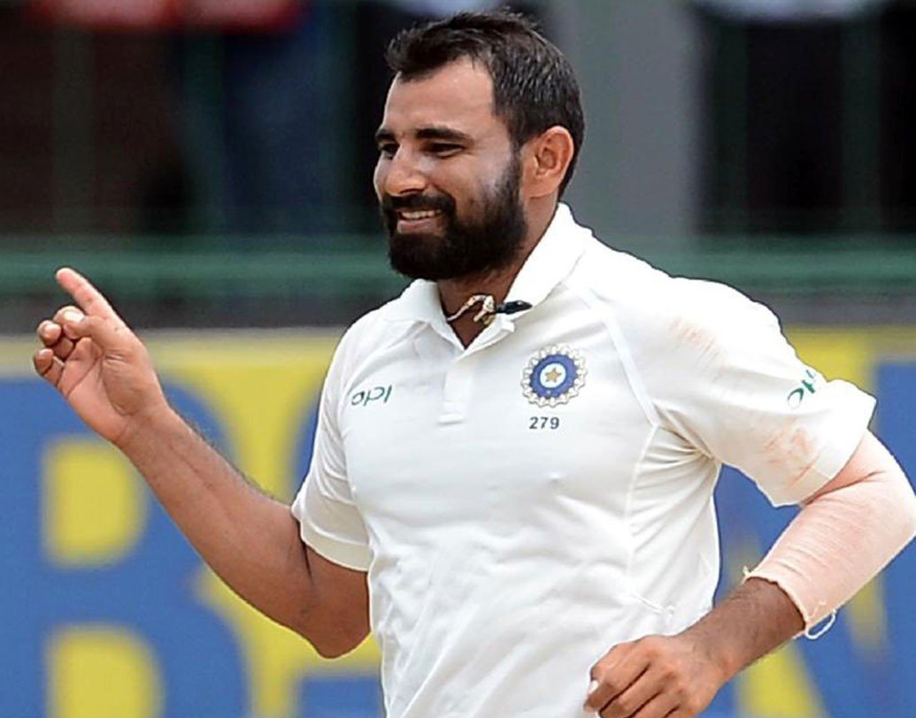 মহম্মদ শামি দেখিয়েছেন বল রিভার্স করলে তিনি কতটা ভয়ঙ্কর হয়ে উঠতে পারেন। বিশাখাপত্তনমে কোনও দলের পেসাররাই নজর কাড়তে পারেননি। একমাত্র ব্যতিক্রম শামি। তিনি দক্ষিণ আফ্রিকার দ্বিতীয় ইনিংসে ১০.৫ ওভারে ৩৫ রান দিয়ে নিয়েছেন পাঁচ উইকেট। যা ভারতের জয় নিশ্চিত করে।