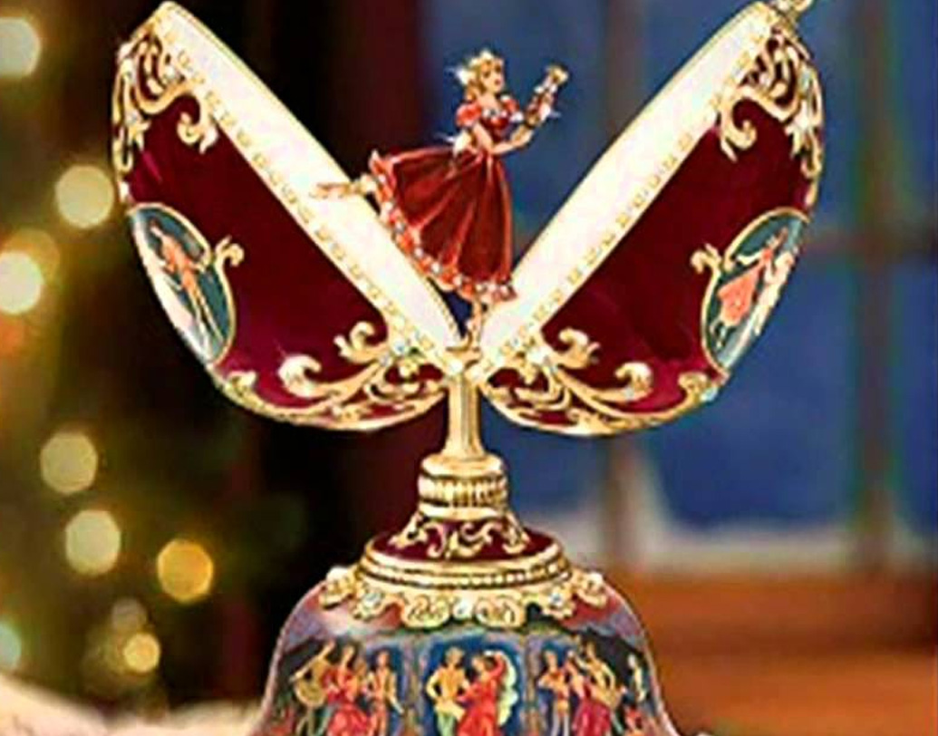 নির্মাতার নাম অনুসারে উপহারের নাম হয় ‘ফাবেরজে এগ’। রাজকীয় এই উপহার কতগুলি তৈরি হয়েছিল, তা নিয়ে বহু মত আছে। একটি সূত্র থেকে জানা যায়, তৈরি হয়েছিল প্রায় ৬৯টি ডিম।