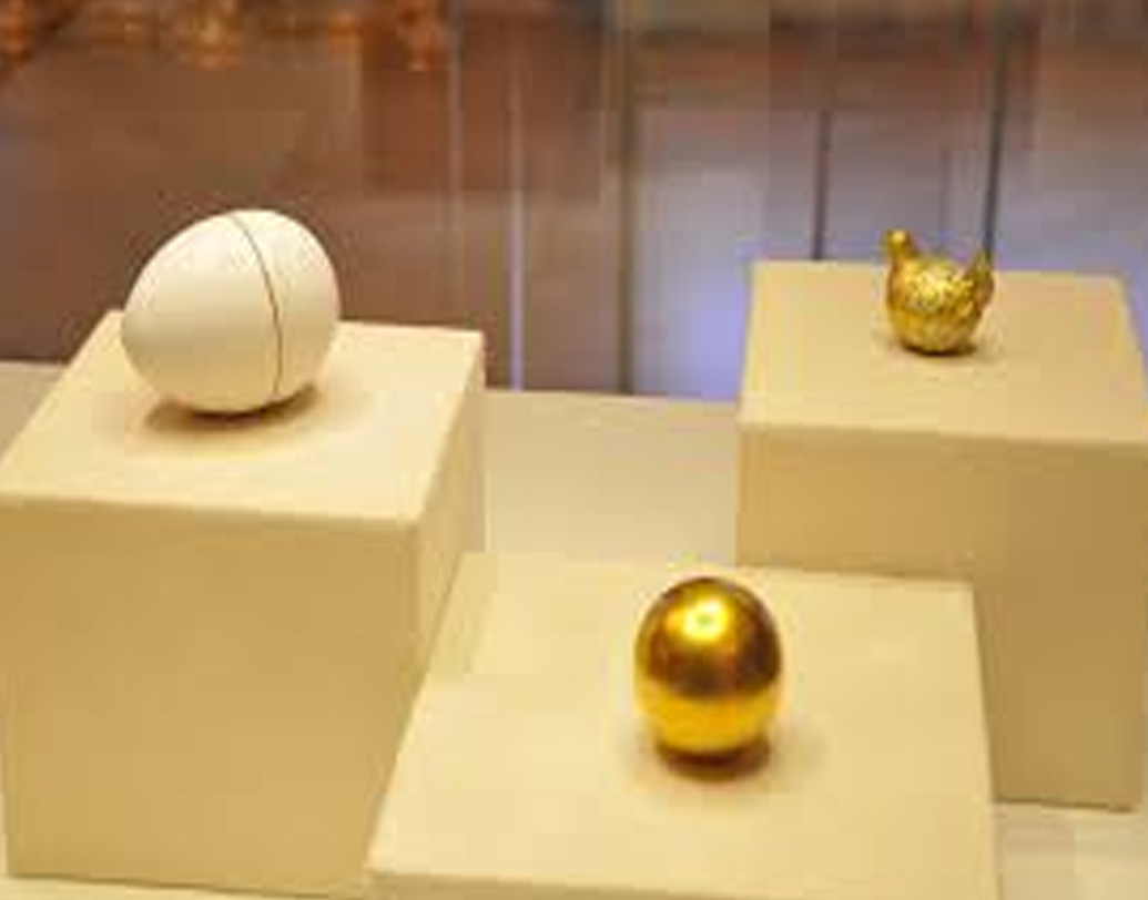 এর মধ্যে ৪৬টি তৈরি হয়েছিল রুশ সম্রাট জার তৃতীয় আলেকজান্ডার এবং জার দ্বিতীয় নিকোলাসের জন্য। ইস্টারে এই উপহার তাঁরা দিতেন তাঁদের মা ও স্ত্রীকে।