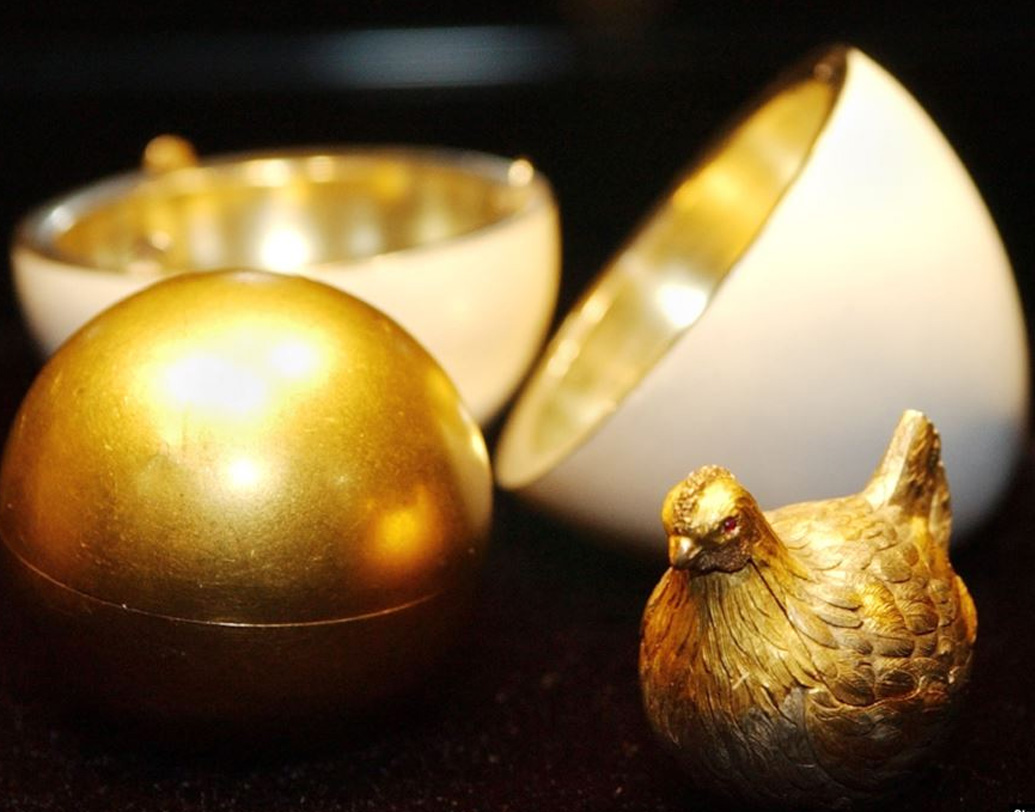 ‘হেন এগ’ বা মুরগির ডিম নামে পরিচিত এই ‘ডিমের’ সাদা অংশ তৈরি হয়েছিল ওপাক এনামেল্ড দিয়ে। খোলস খুললেই ভিতের দেখা যেত সোনার তৈরি কুসুম।