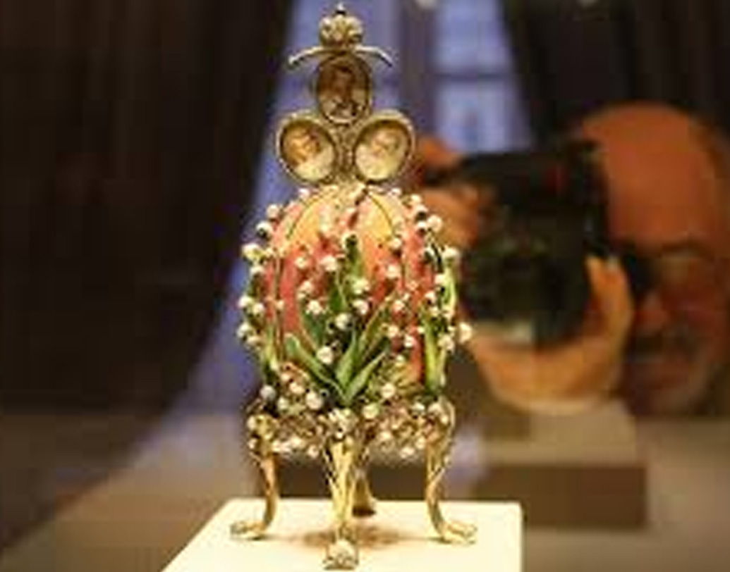 রাশিয়ার জার পরিবারের বাইরেও পৃথিবী জুড়ে বিভিন্ন অভিজাত ও সম্পন্ন ব্যবসায়ী পরিবারের নির্দেশে তৈরি হয়েছে ফাবেরজে এগ। বলশেভিক বিপ্লবের পরে ফাবেরজে পরিবার রাশিয়া ছেড়ে চলে যান। এর পরে বহুবার ফাবেরজে ট্রেডমার্কের হাতবদল হয়েছে।