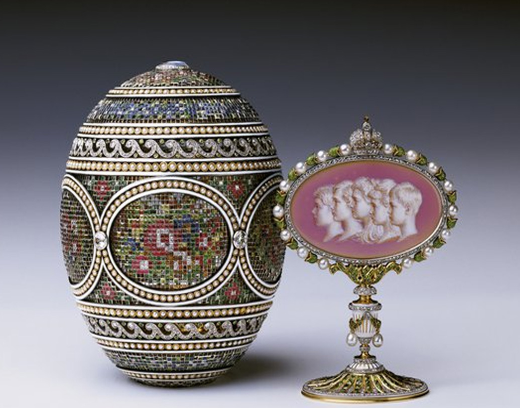 যতগুলি ফাবেরজে এগ তৈরি হয়েছে, প্রত্যেকটি একে অন্যের থেকে আলাদা। সোনা বা অন্যান্য মূল্যবান ধাতুর উপর বসানো হয়েছে হিরে, চুনি, পান্নার মতো মহার্ঘ্য রত্ন।