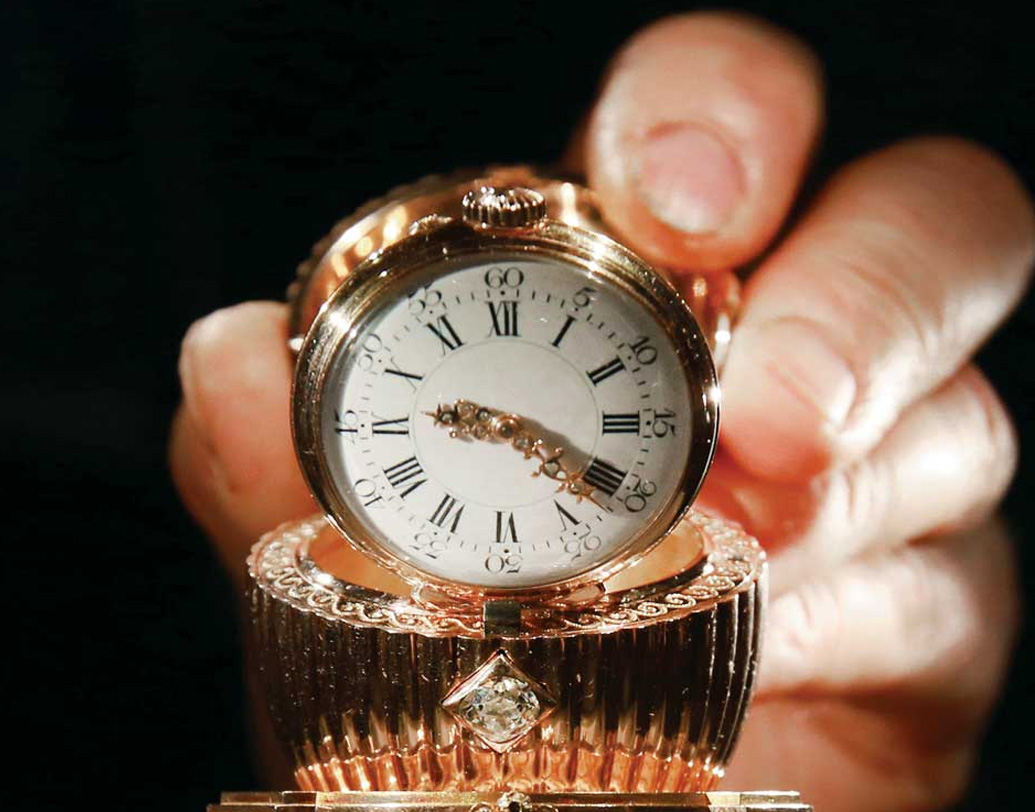 তবে ফাবেরজে সংস্থার তৈরি সব রাজকীয় উপহারই যে ডিমের মতো দেখতে, তা নয়। ১৮৮৭ সালের এই উপহার ছিল ডিমের মধ্যে লুকিয়ে থাকা ঘড়ি। ১৪ ক্যারেট সোনার তৈরি এই ঘড়ির কাঁটায় ছিল হিরে বসানো।