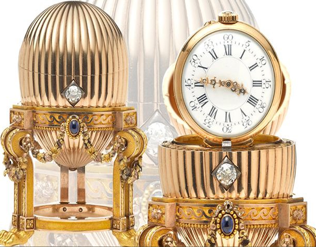 সিংহের পা-এর আকারবিশিষ্ট তেপায়ার উপর বসানো এই ডিম-ঘড়ি সাজানো হয়েছে হিরে এবং স্যাফায়ারে।