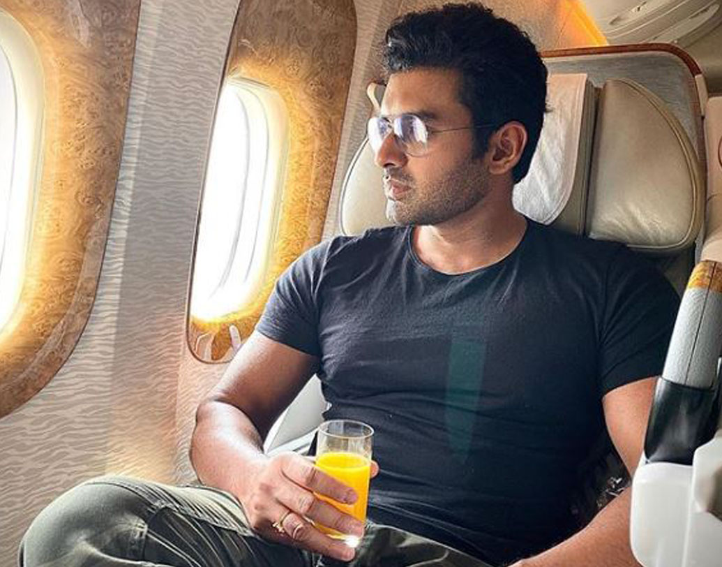 ষষ্ঠীতে দু’জনে মিলতে বেড়িয়েছিলেন প্যান্ডেল হপিং-এ। ঐন্দ্রিলা তখন জানিয়েছিলেন, এ বারের পুজোতে কলকাতা থাকার প্ল্যান নেই তাঁদের। যেমন কথা তেমন কাজ। পুজোর মধ্যেই তাঁরা উড়ে গিয়েছেন দুবাইতে। ফ্রুট জুস হাতে প্লেনযাত্রার ছবিও শেয়ার করেছেন অঙ্কুশ।