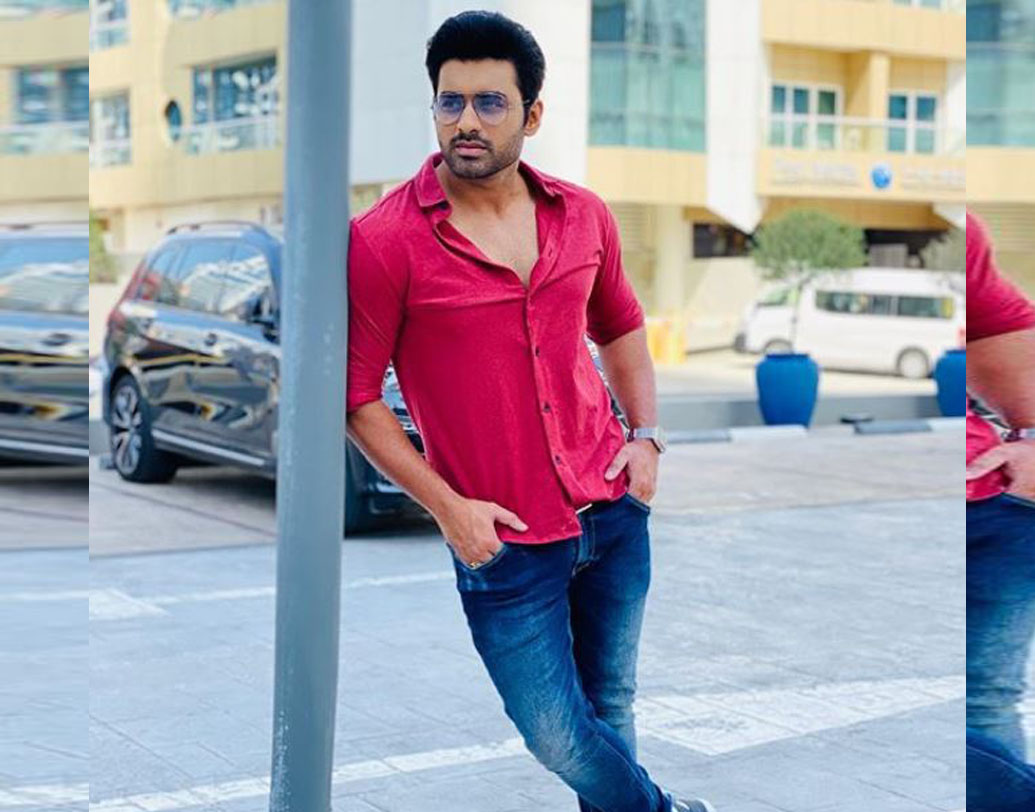 দুবাই পৌঁছেও ফটোসেশনে খামতি নেই ওই তারকা জুটির। নীল ডেনিম আর লাল রঙের কুল টি-শার্ট পরে পোজ দিতেও দেখা গিয়েছে অঙ্কুশকে।