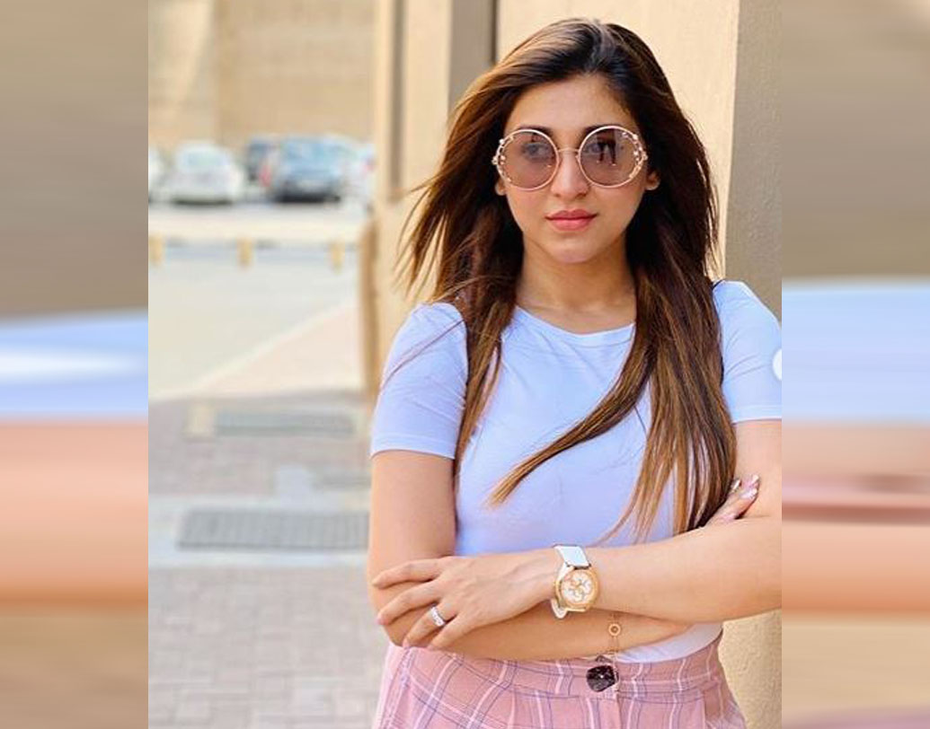 ঐন্দ্রিলাও কিন্তু কোনও অংশে কম যান না। তাঁর স্টাইল স্টেটমেন্ট নজর কাড়বে যে কোনও ফ্যাশানিস্তার। জামার সঙ্গে সামঞ্জস্য রেখে পরেছেন ঘড়ি, সানগ্লাস।