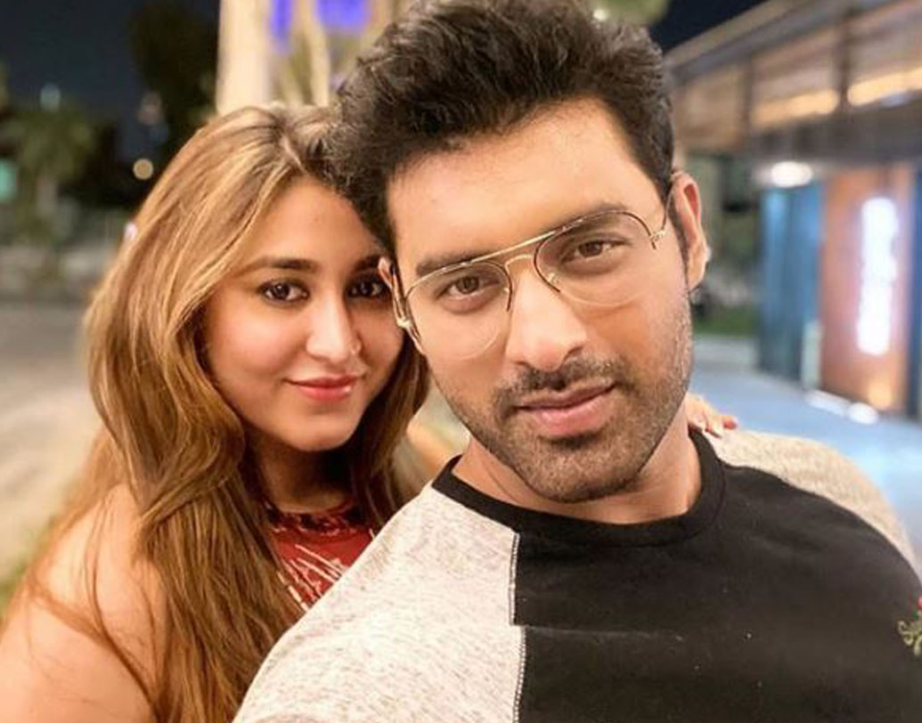 অঙ্কুশের ‘পার্টনার ইন ক্রাইম’ যে ঐন্দ্রিলা, তা বলার অপেক্ষা রাখে না। অভিনেতা নিজেই ক্যাপশনে লিখেছেন সে কথা। আর শুধু ‘ক্রাইম’ই বা কেন! হাসি-কান্না, রাগ-দুঃখ, সব কিছতেই নায়কের সঙ্গী যে ঐন্দ্রিলাই, তা এই ছবিটি যেন আরও বেশি জানান দিচ্ছে।