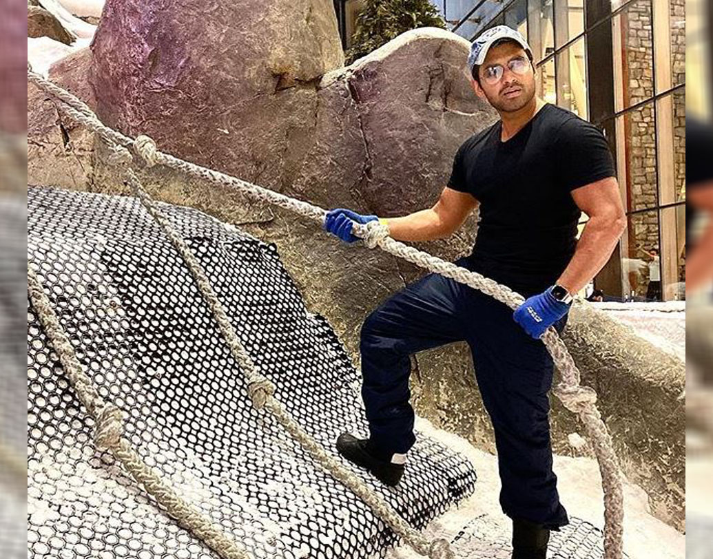 স্কি ছাড়াও আরও নানান মজাদার অ্যাডভেঞ্চারে সামিল হয়েছেন অঙ্কুশ। কালো টি-শার্টে কী বলা যায় তাঁকে? ‘ম্যাচো ম্যান’?