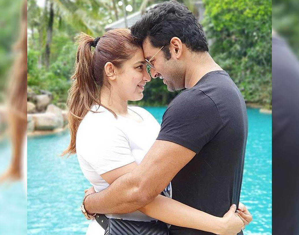 ঘুরতে কিন্তু ওঁরা বেশ ভালই বাসেন। এই কিছু দিন আগে সপরিবারে বেড়িয়ে এসেছিলেন তাইল্যান্ড। আবার একঘেয়ে জীবন থেকে একটু ব্রেক নিয়ে উড়ে গেলেন দুবাই।