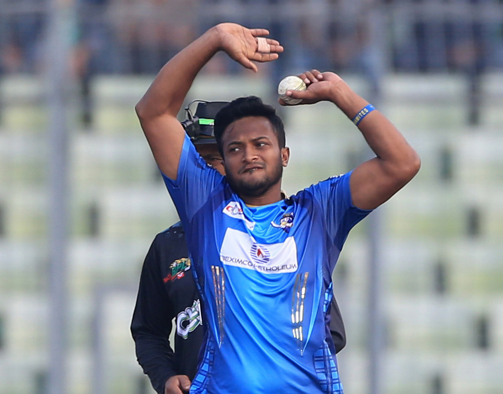 একবার ঘনিষ্ঠ হয়ে গেলেই ক্রিকেটারের কাছ থেকে ম্যাচ সংক্রান্ত তথ্য আদায় করার চেষ্টা করতেন দীপক। আইসিসি-র দাবি, শাকিবের সঙ্গে দীপকের প্রথম আলাপ ২০১৭-র মাঝ নভেম্বরে। বাংলাদেশ প্রিমিয়ার লিগে শাকিব তখন খেলছেন ঢাকা ডিনামাইটস-এর হয়ে। জেরায়, নির্বাসিত অলরাউন্ডার জানিয়েছেন, এক পরিচিতের মাধ্যমে তাঁর নম্বর পেয়েছিলেন বুকি দীপক আগরওয়াল।  ( ছবি : সোশ্যাল মিডিয়া)