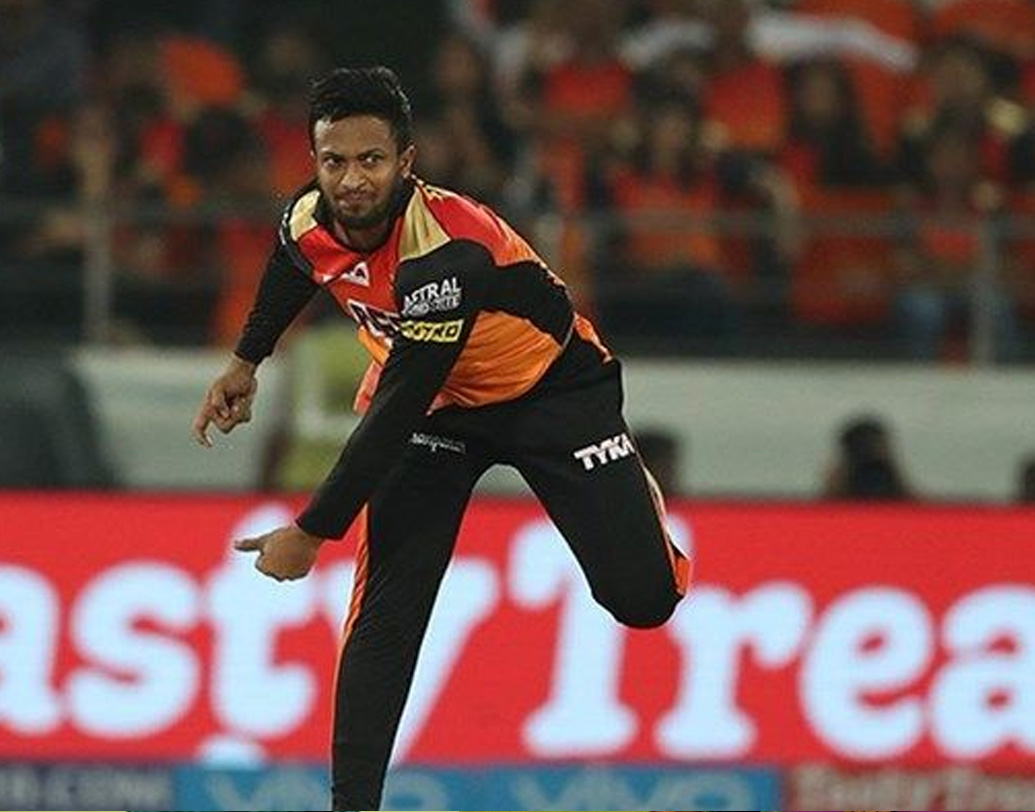 অভিযোগ, দ্বিতীয় আলাপেই শাকিবকে তথ্য সরবরাহের প্রস্তাব দেওয়া হয়। জানতে চাওয়া হয়, তিনি এখন কাজ করবেন, নাকি, আইপিএল অবধি অপেক্ষা করবেন? আইসিসির দাবি, ত্রিদেশীয় সিরিজে আগাগোড়া শাকিবের সঙ্গে যোগাযোগ ছিল দীপকের।  ( ছবি : সোশ্যাল মিডিয়া)