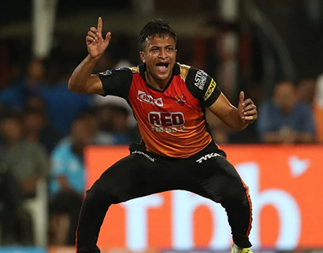 এরপর আবার যোগাযোগ আইপিএল-এর সময়ে। সে সময় শাকিব খেলছিলেন সানরাইজার্স হায়দরাবাদ দলে। তাঁর কাছে নির্দিষ্ট তথ্য চান দীপক। এ বার শাকিব তাঁকে বলেন, তিনি প্রথমে দীপকের সঙ্গে দেখা করতে চান।  ( ছবি : সোশ্যাল মিডিয়া)