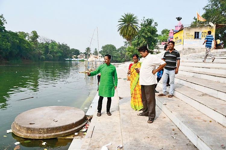 সক্রিয়:  তিনি খড়্গপুরের পুরপ্রধানও। ছটপুজোর আগে খড়্গপুরের মন্দিরতলা পুকুরঘাট ঘুরে দেখলেন প্রদীপ সরকার। নিজস্ব চিত্র 